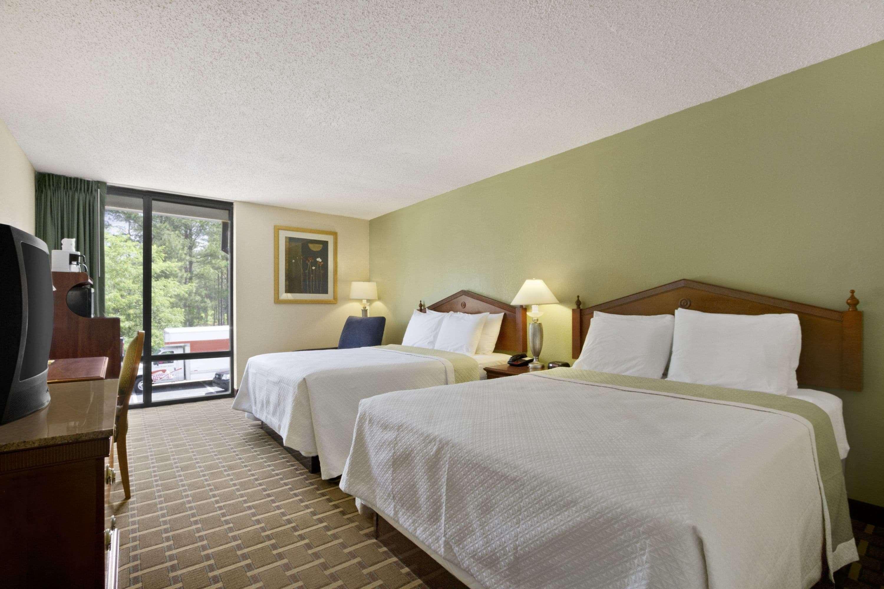 Days Inn By Wyndham Fayetteville-South/I-95 Exit 49 Екстериор снимка